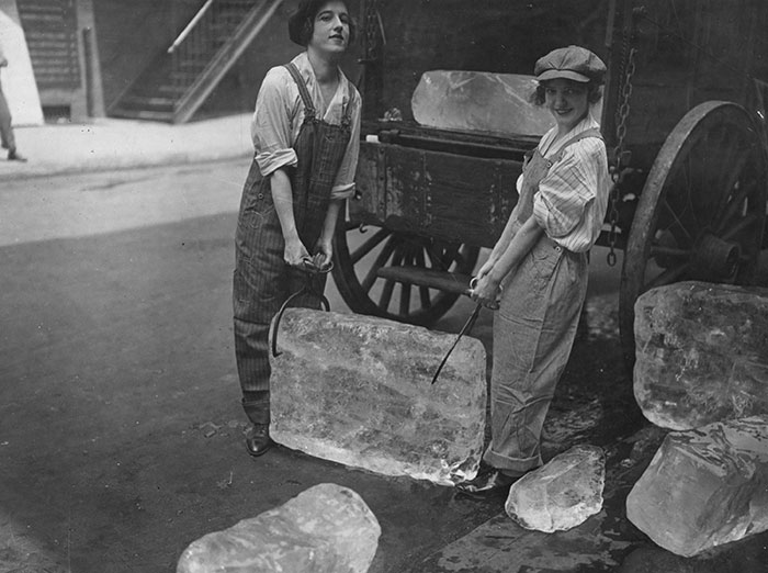 Girls delivering ice, 1918